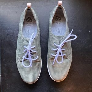 Clark’s Cloudstepper Ayla Reece sneaker in excellent condition